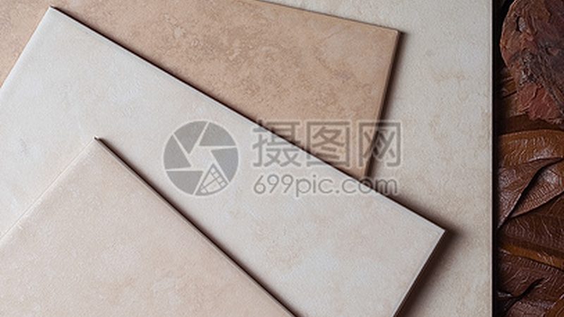 以下是一些适合小户型空间的瓷砖规格推荐：